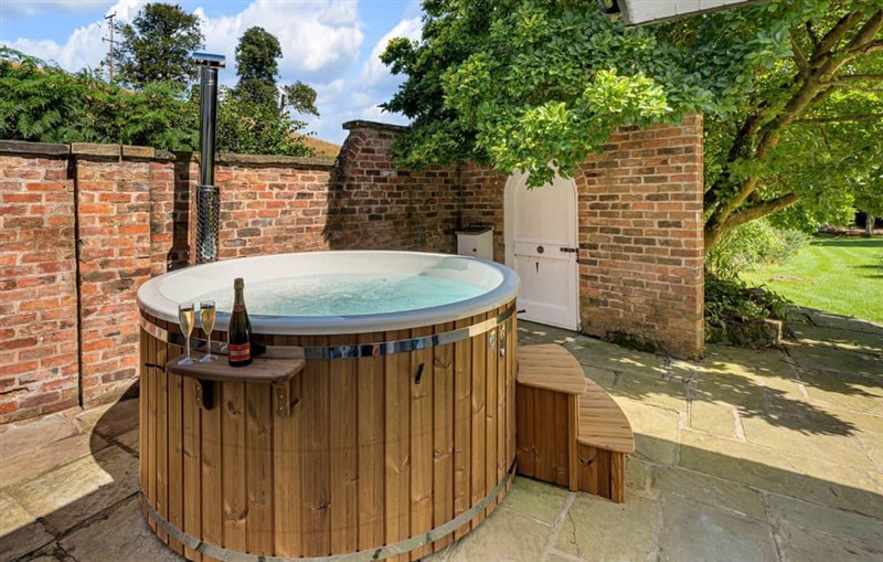 Cosy Barn, Chester sleeps 10 people