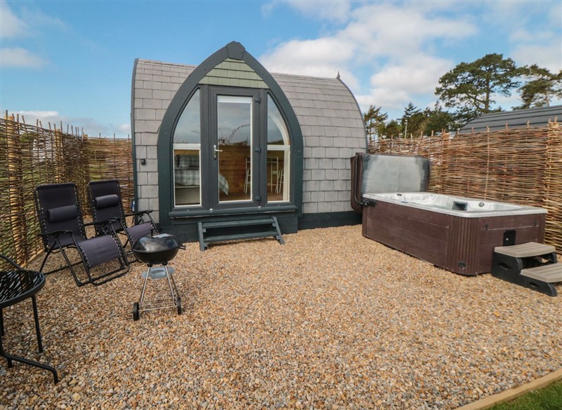 Cosy Cocoon, near Rillington, North Yorkshire has a hot tub