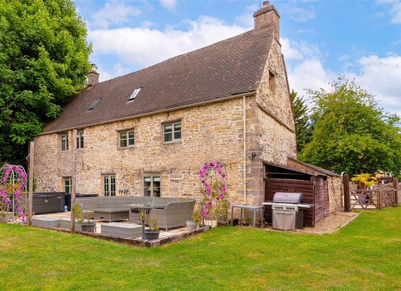 Cotswold Valley Court Manor, Stroud has a hot tub