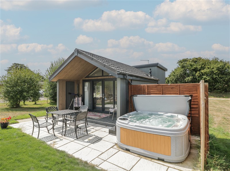 Cranborne Chase Stargazer, Pentridge near Sixpenny Handley, Dorset has a hot tub