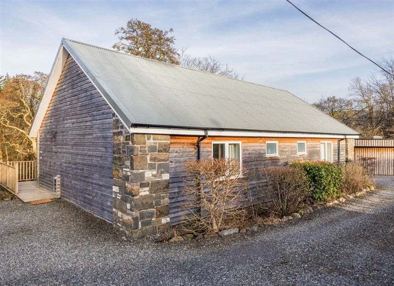 Crianlarich Retreats - Almond Cottage - Riverside Hideaway, Killin has a hot tub