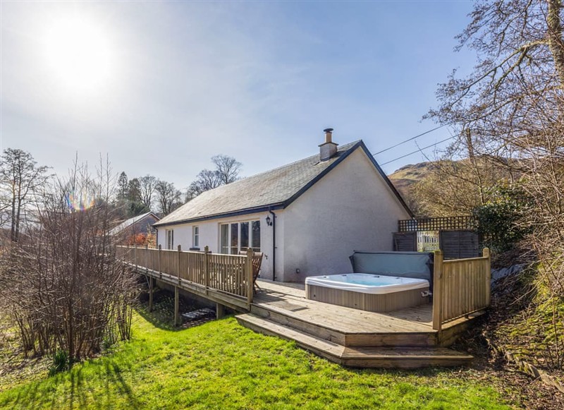 Crianlarich Retreats - Ghillie’s Cottage, Killin has a hot tub