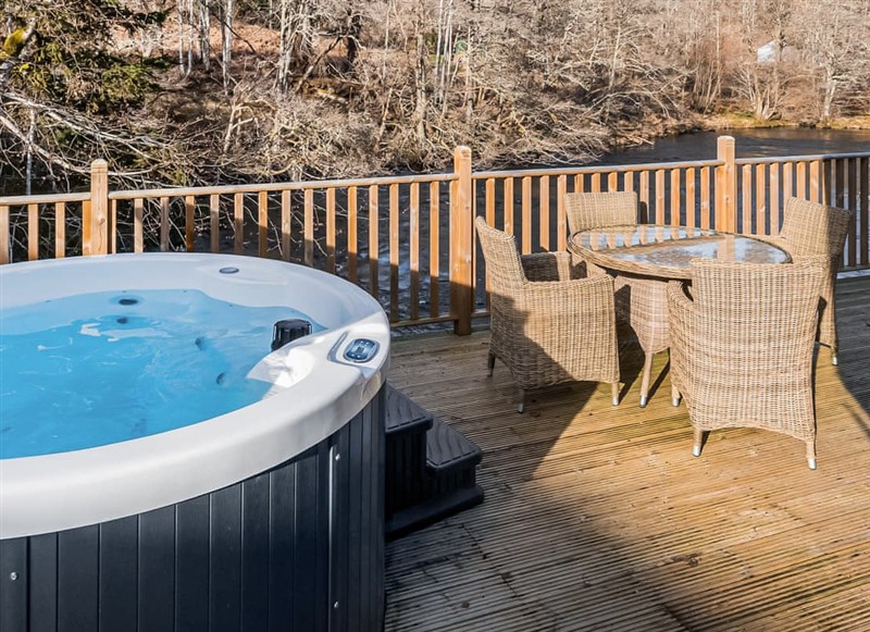 Crianlarich Retreats - Otter’s Holt, Killin has a hot tub