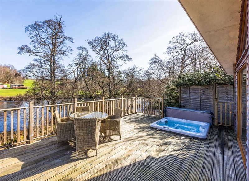 Crianlarich Retreats - Riverbank Cottage, Killin has a hot tub