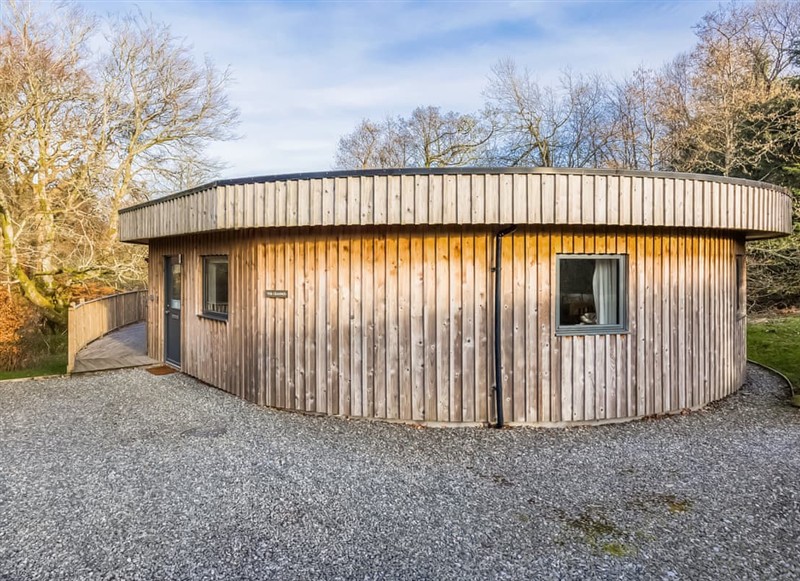 Crianlarich Retreats - The Crannog, Killin has a hot tub