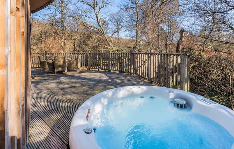 Crianlarich Retreats - The Crannog, Killin sleeps 4 people
