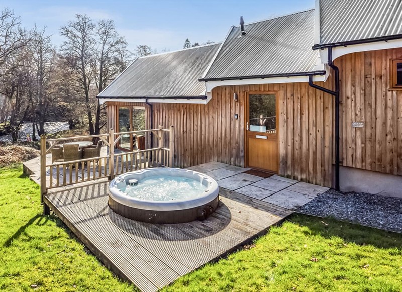 Crianlarich Retreats - Yew Tree, Killin has a hot tub