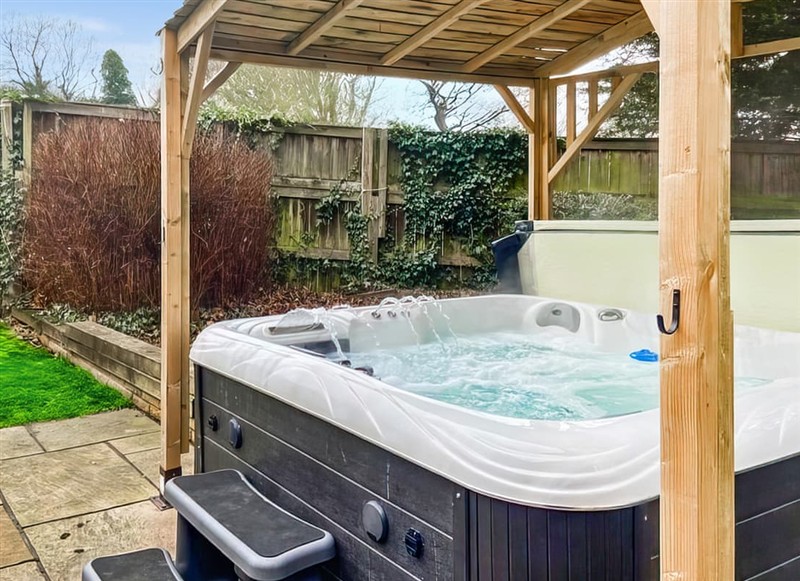 Cross Lane Cottage, Pudsey, near Leeds has a hot tub