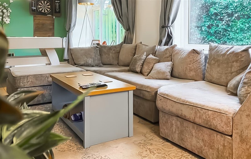 Cross Lane Cottage, Pudsey, near Leeds sleeps 12 people