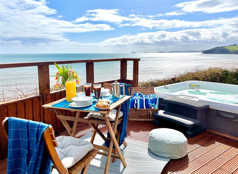 Crows Nest Dawlish, Dawlish, Devon has a hot tub