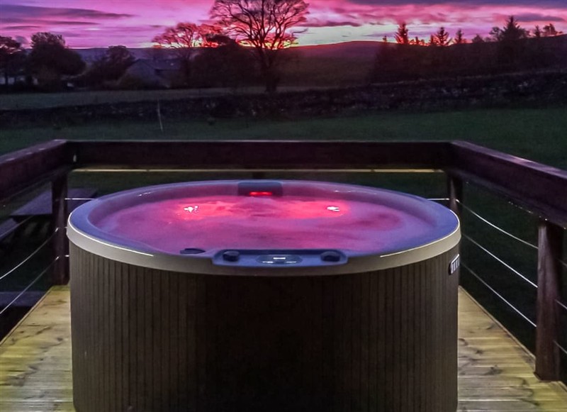 Curlew Lodge, Ravenstonedale, near Kirkby Stephen has a hot tub