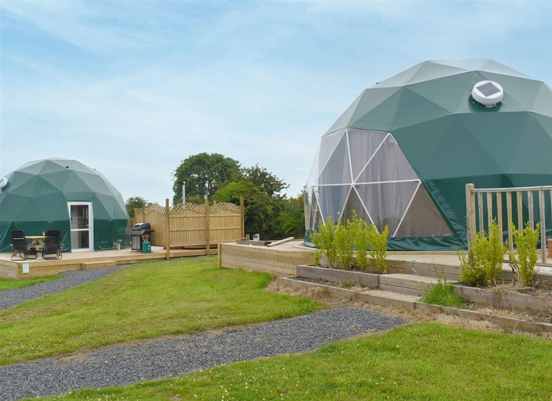Daffodil, Brynteg, near Benllech has a hot tub