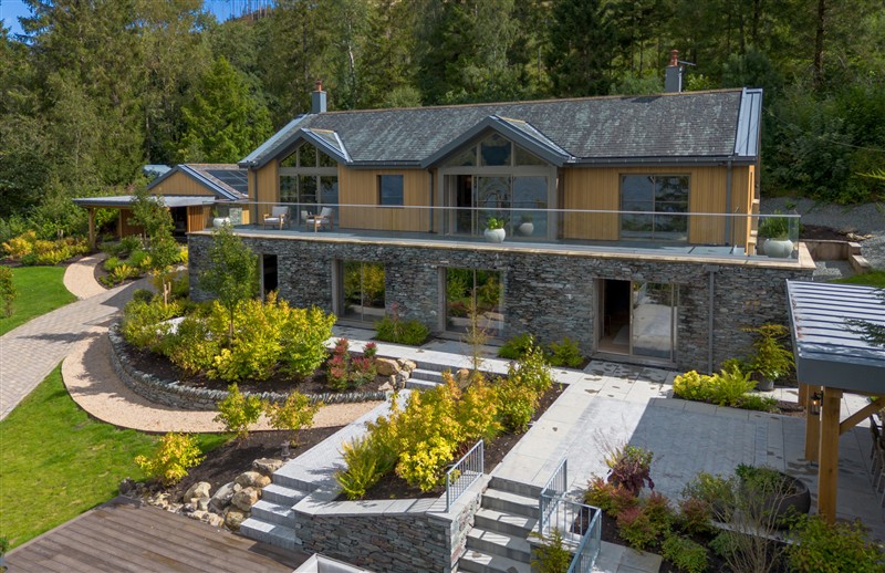 Deer Close, Coniston, Lake District has a hot tub