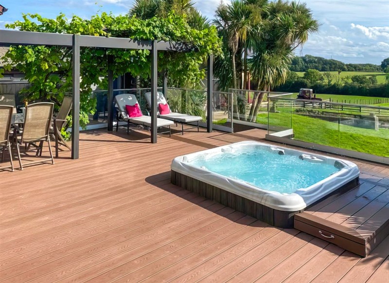 Deer View Villas - Deerview Lodge, Bonvilston has a hot tub