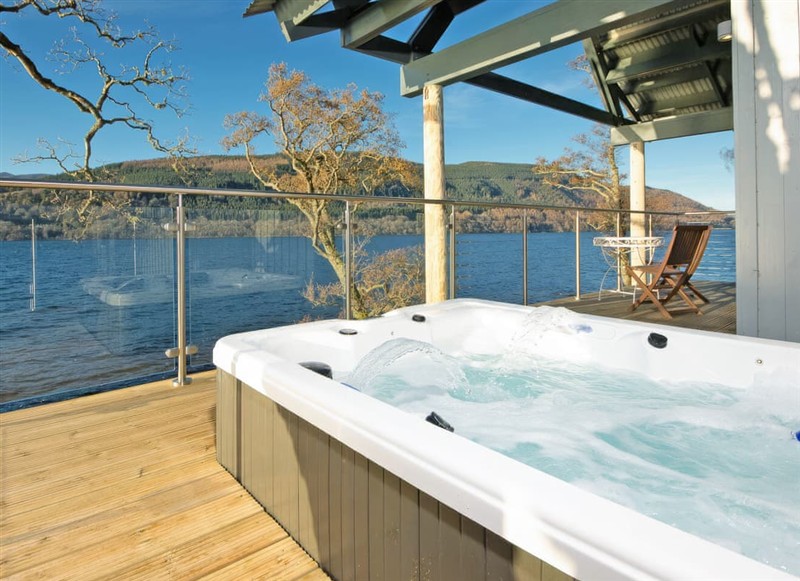 Dipper Boathouse, Acharn has a hot tub