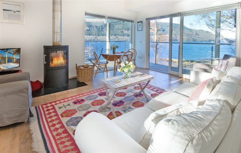 Dipper Boathouse, Acharn sleeps 2 people