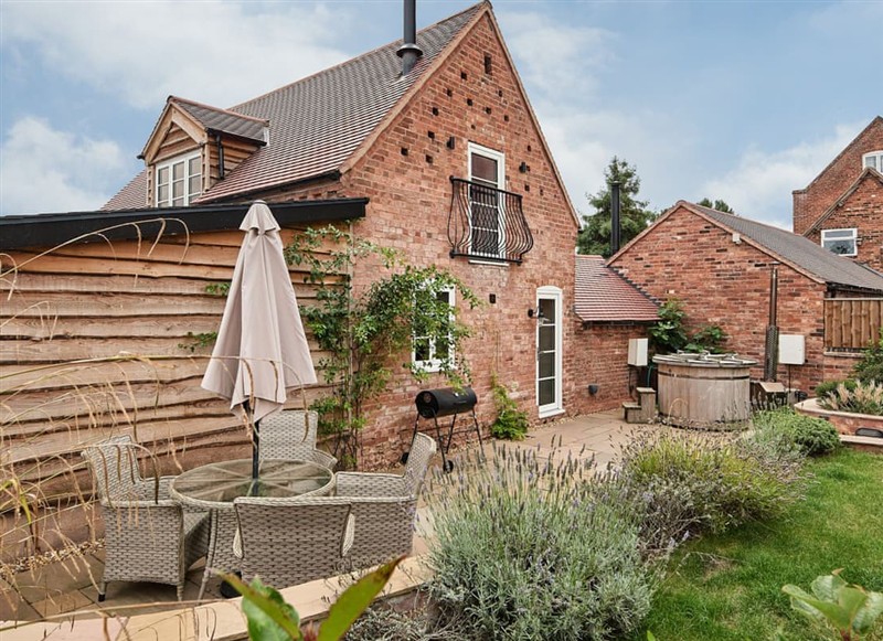 Dove House, Worcester has a hot tub