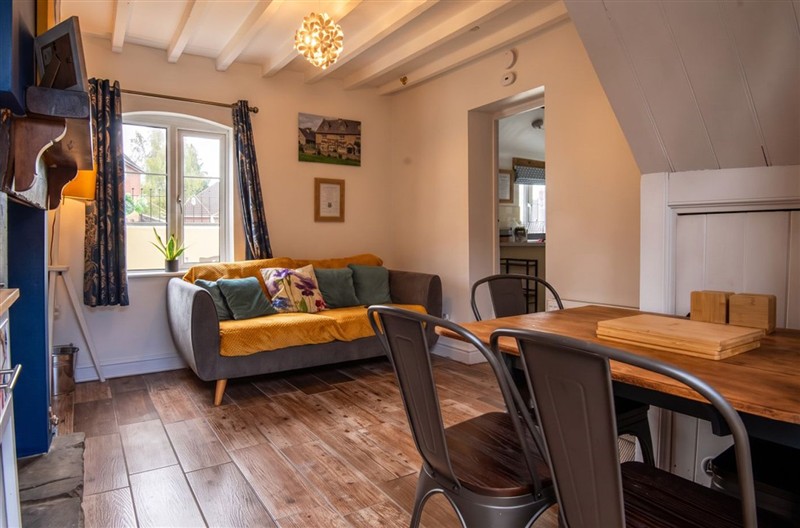 Doverow Cottage, Stonehouse, Gloucestershire sleeps 4 people