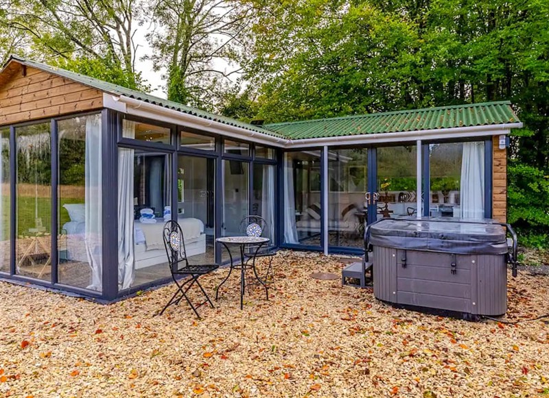 Downwood - Glass House, Near Blandford Forum has a hot tub