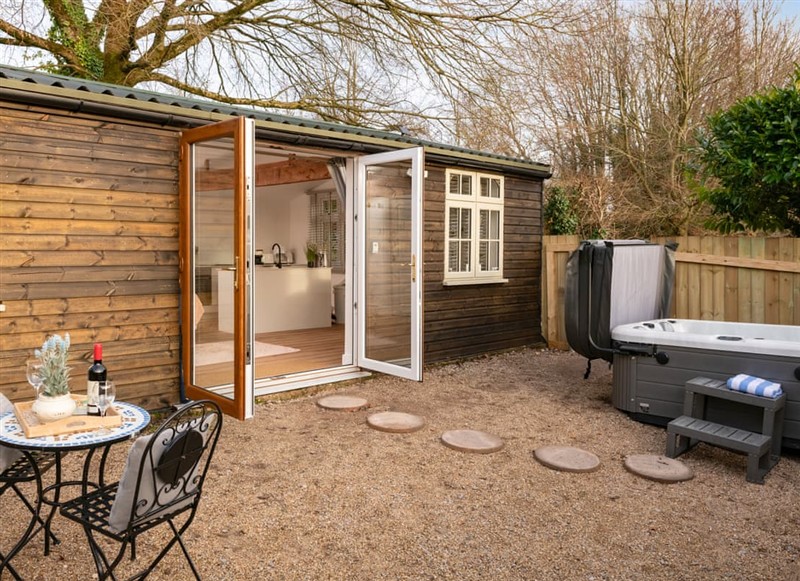 Downwood - Stargaze, Near Blandford Forum has a hot tub