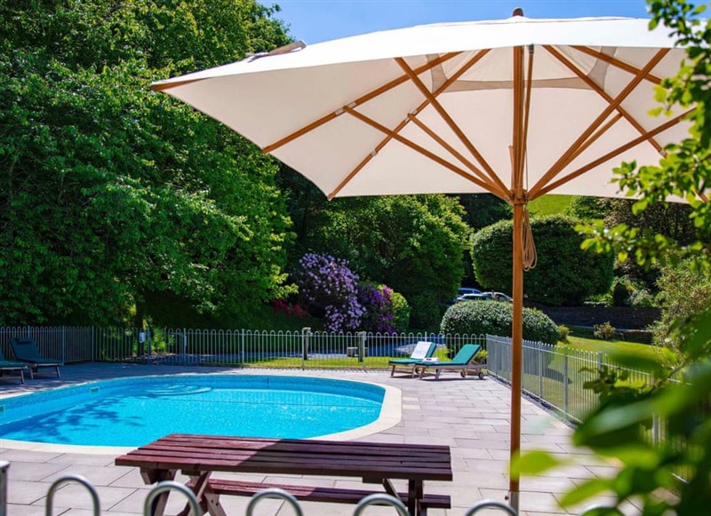 Drift Cottage, Dartmouth has a hot tub