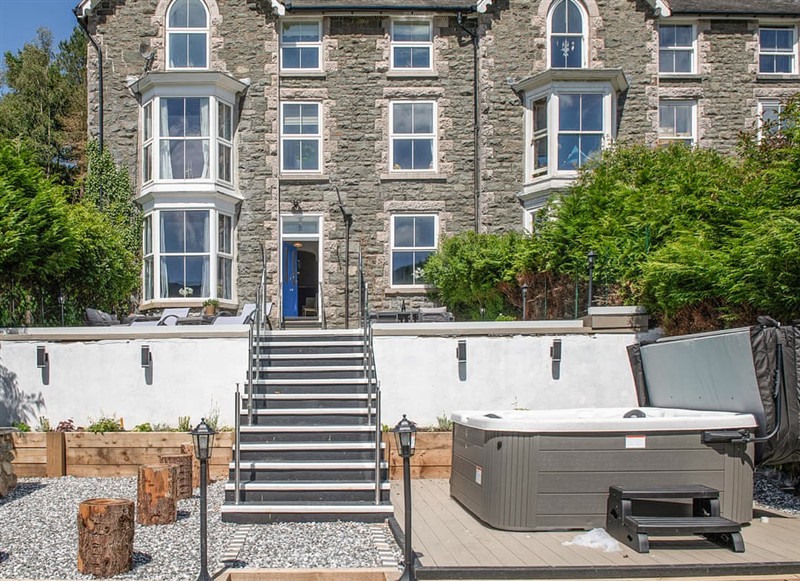 Eryri, Dolgellau has a hot tub