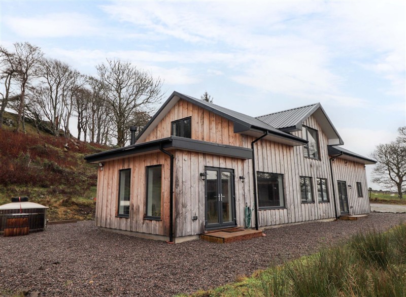 Faodail House, Kingsburgh near Uig, Skye has a hot tub
