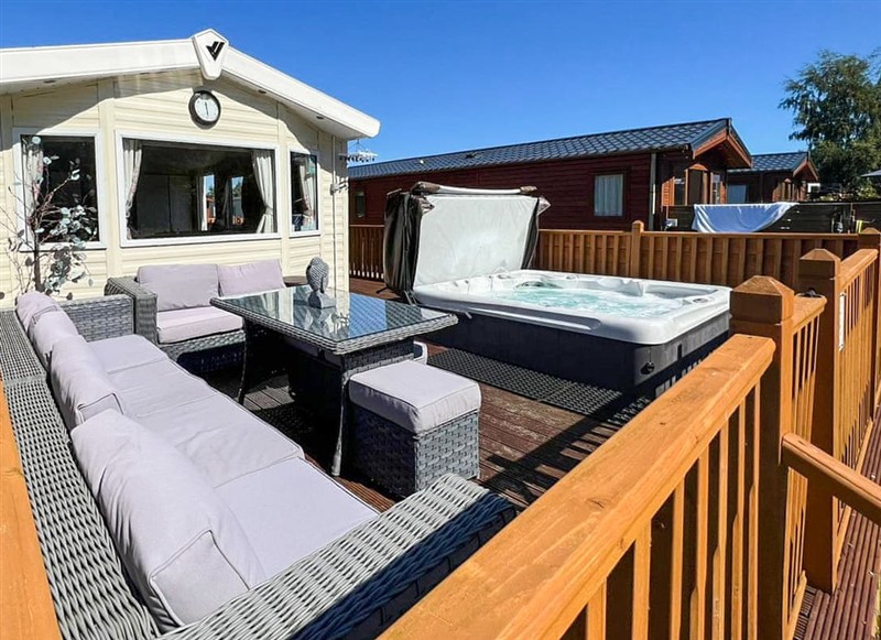 Felmoor Park - Hamilton Lodge, Felton, near Morpeth has a hot tub