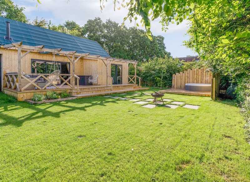 Fern Lodge, Chichester has a hot tub