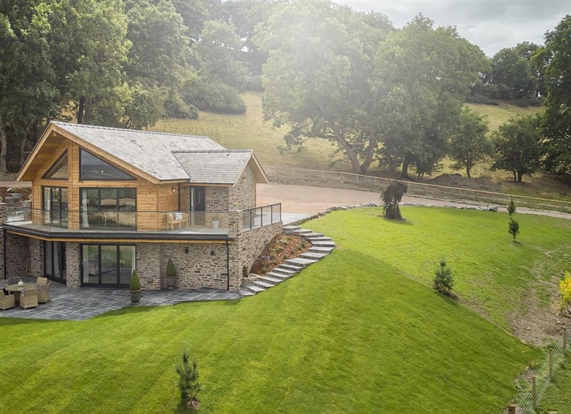 Fernbay Cottage, Newtown has a hot tub