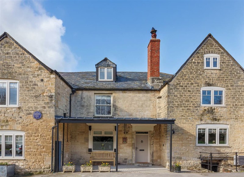 Flagstone House, Stroud has a hot tub