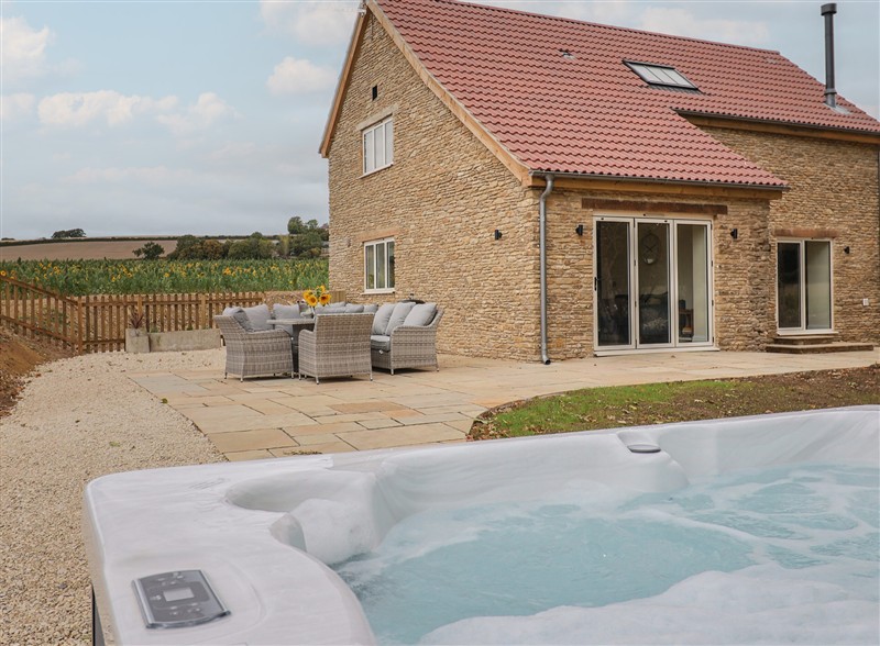 Fox Den, Pendomer near Yeovil, Somerset, Somerset has a hot tub