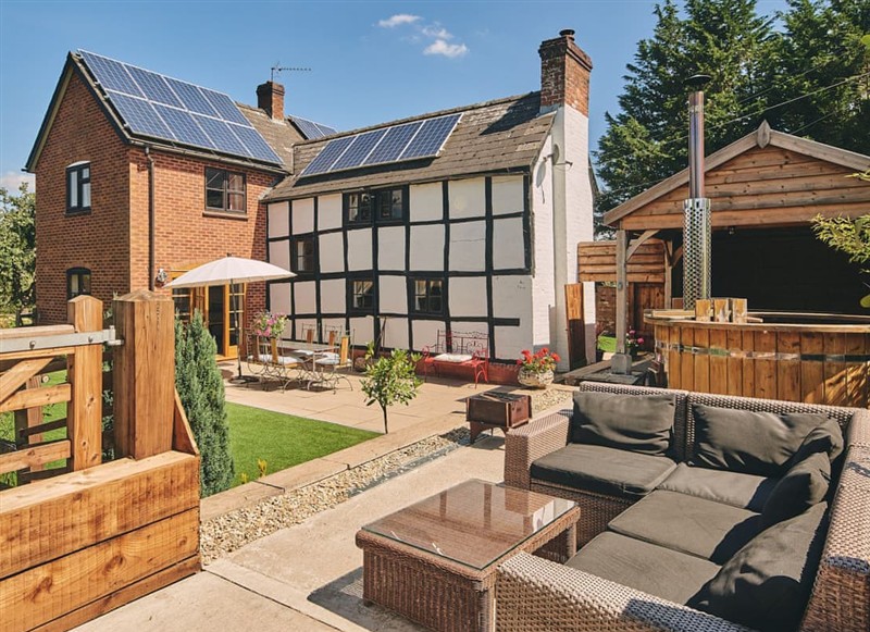 Foxbloom Cottage, Leominster has a hot tub