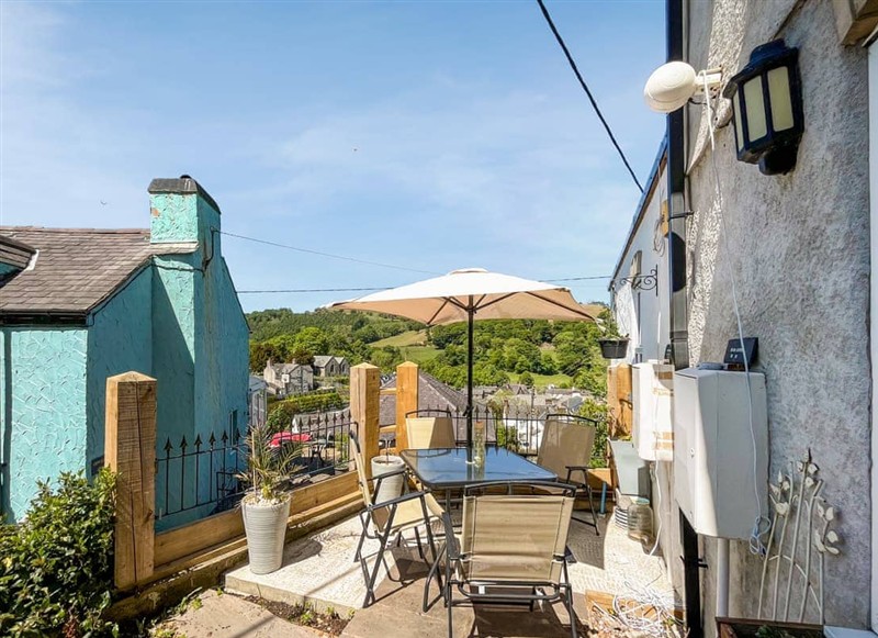 Fronfanol, Llanfairtalhaiarn has a hot tub