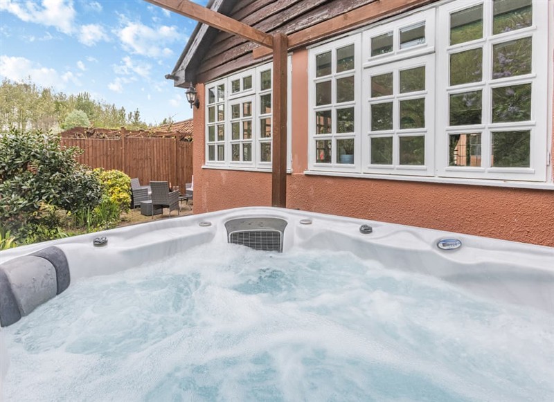 Garden View Cottage, Woodbury Salterton, near Exeter has a hot tub