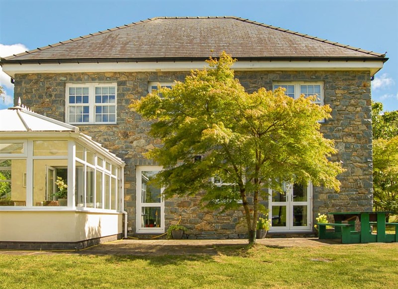 Glan Yr Afon, Dolgellau has a hot tub