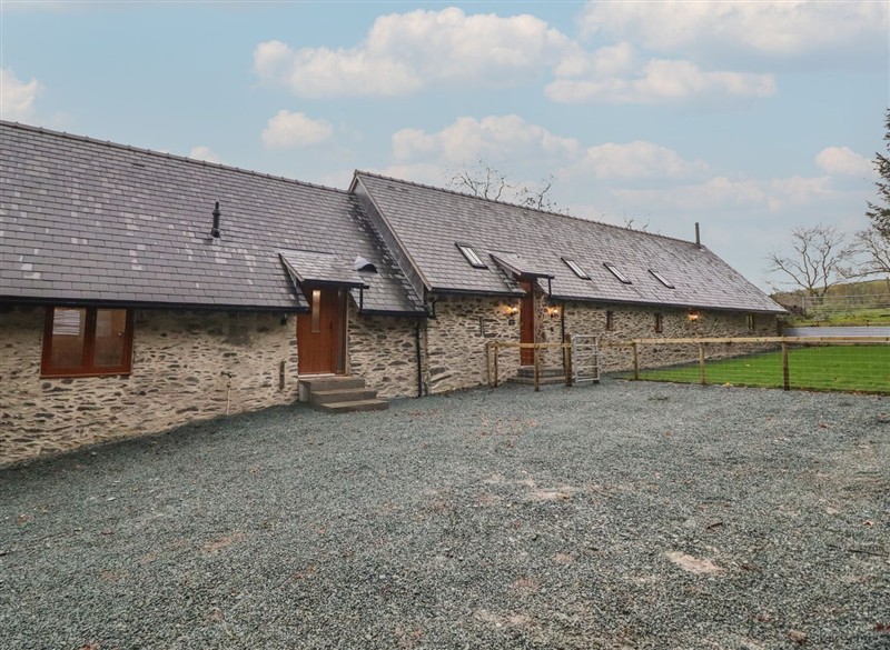 Godre'r Gyrn, Plas Moelfre Hall Barns, Llansilin, Powys has a hot tub