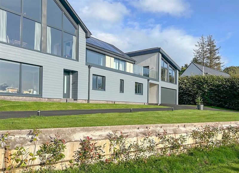 Grey Rocks Apartment, Kippford has a hot tub