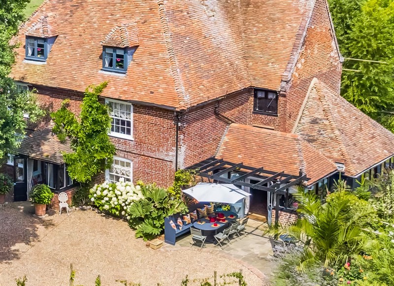 Guston Court, Sandwich has a hot tub