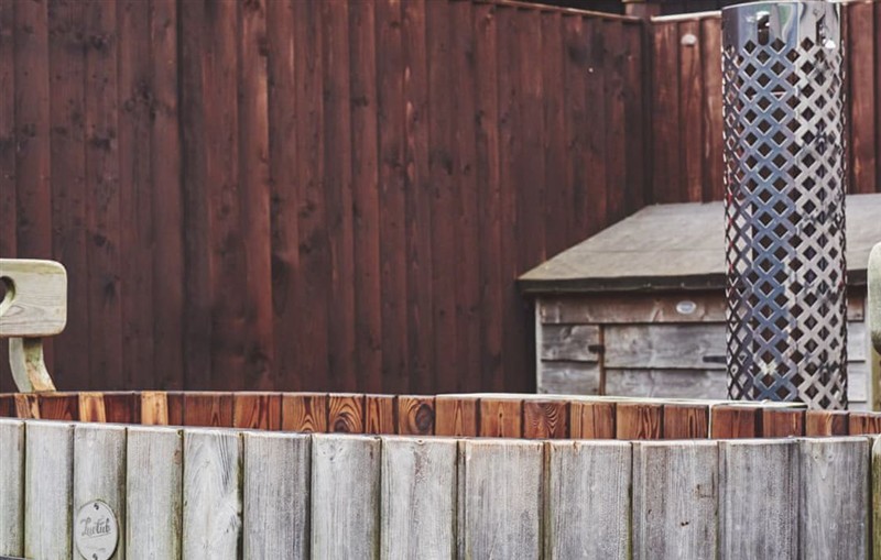 Hawk Hut, Tideswell sleeps 2 people