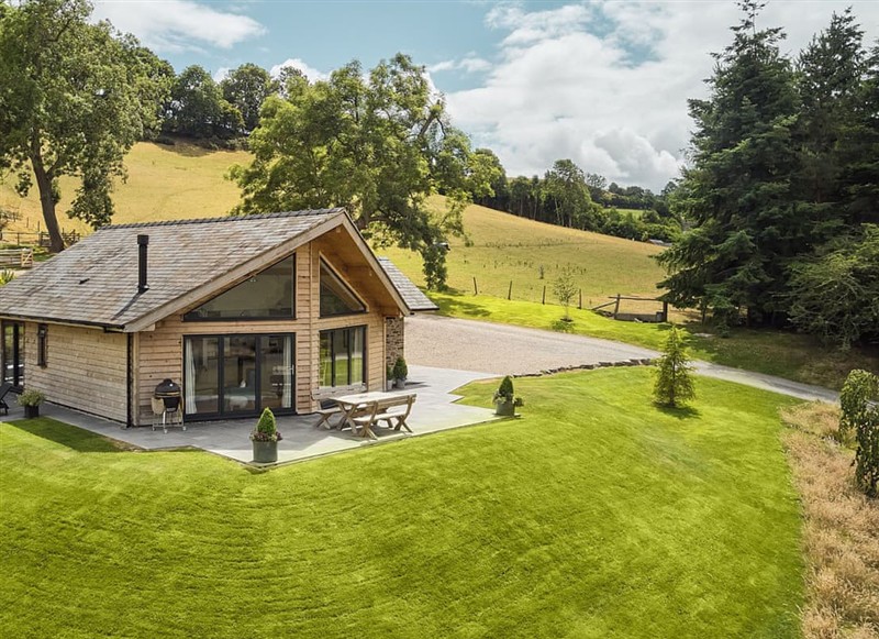 Hearth Retreat, Newtown has a hot tub