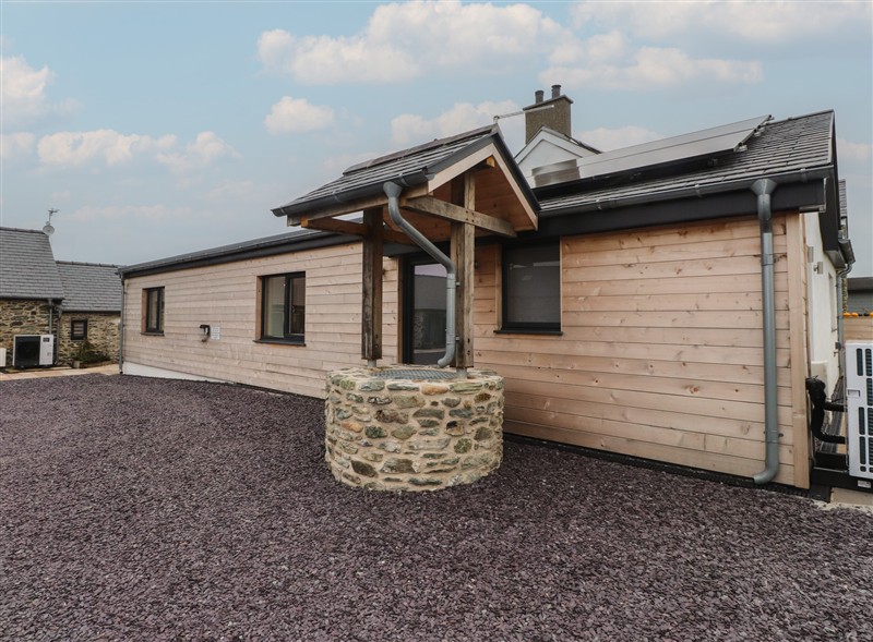 Hen Penmynydd, Llanfwrog near Llanfachraeth, Ynys Môn / Isle of Anglesey has a hot tub