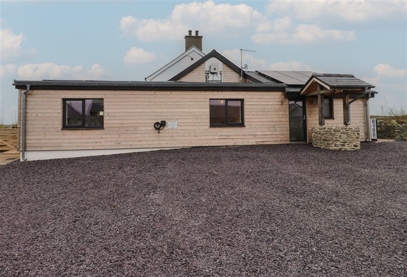 Hen Penmynydd, Llanfwrog near Llanfachraeth, Ynys Môn / Isle of Anglesey sleeps 4 people