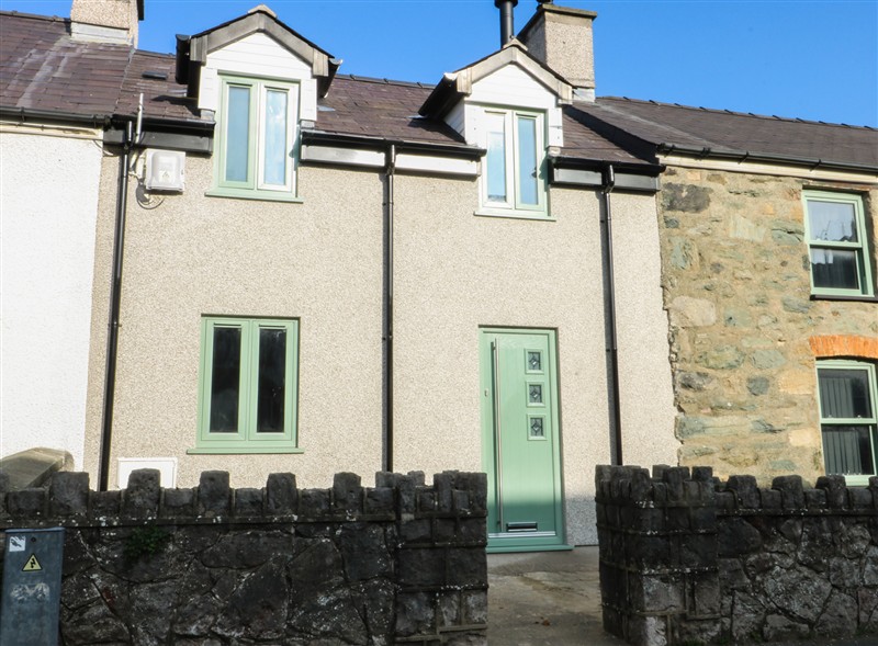 Hen Siop, Niwbwrch (Newborough), Ynys Môn / Isle of Anglesey has a hot tub