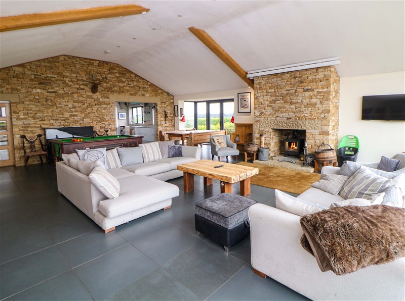 Highgate house, Holmesfield near Dronfield, Derbyshire has a hot tub