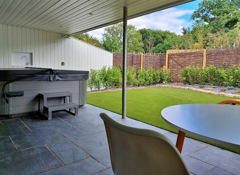 Hillside Retreat Little Dunley, Bovey Tracey has a hot tub