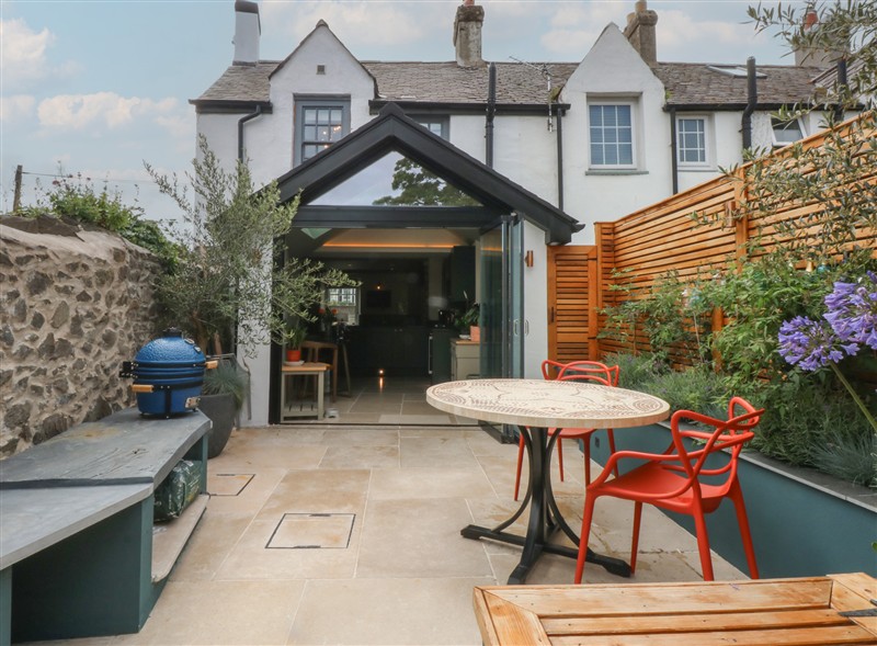 Hilltop Cottage, Conwy, Conwy has a hot tub