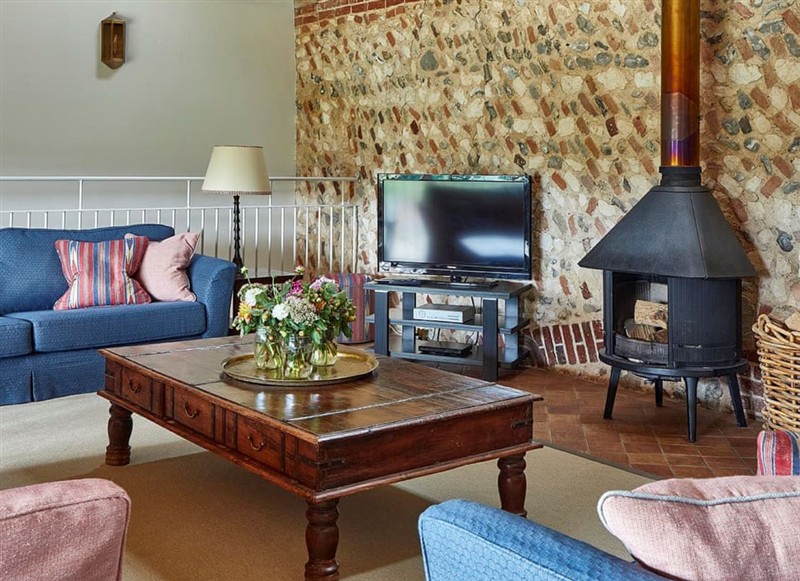 Hollow Barn, Fakenham has a hot tub