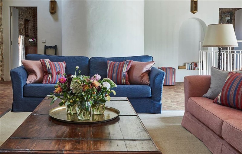 Hollow Barn, Fakenham sleeps 12 people