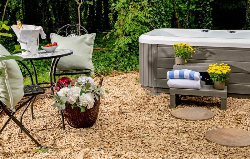 Honeycombe Treehouse, Blandford Forum sleeps 2 people